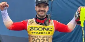 Loïc Meillard exultante ras conseguir el título mundial en el eslalon de Saalbach.,