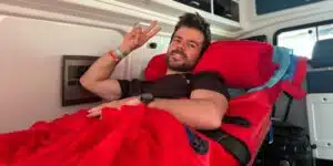 Aymar Navarro en la camilla de la ambulancia